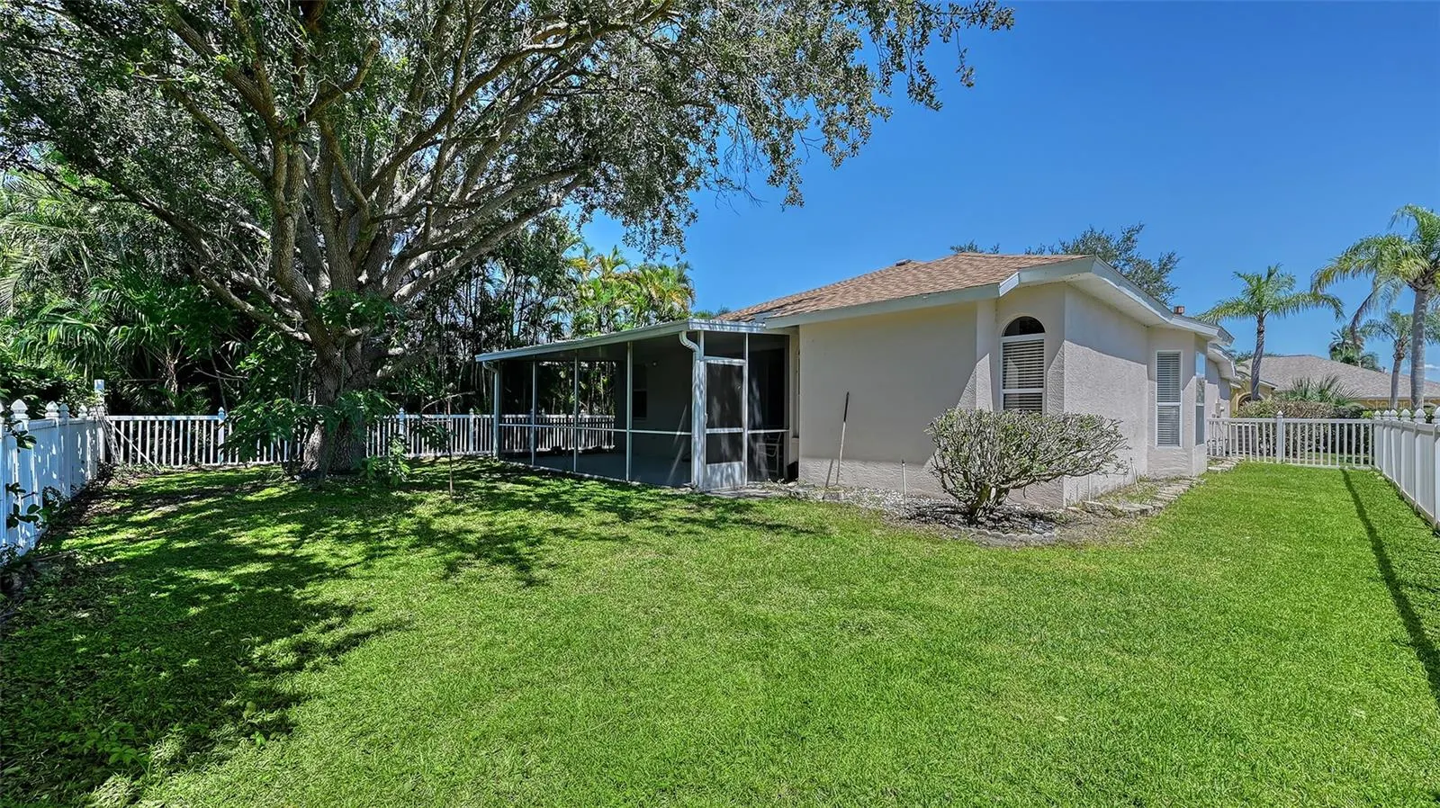 6734 W COUNTRY CLUB LN