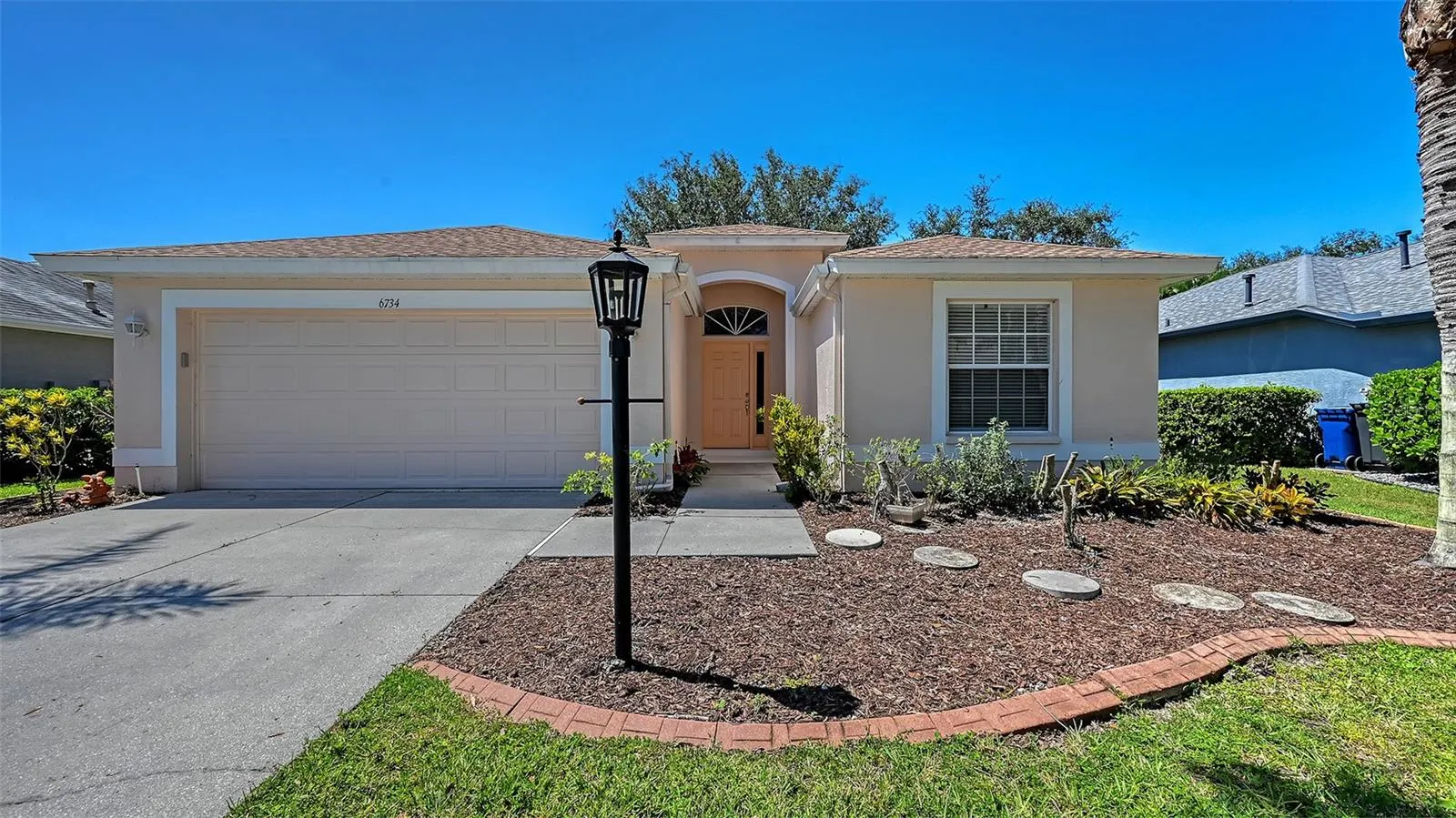 6734 W COUNTRY CLUB LN