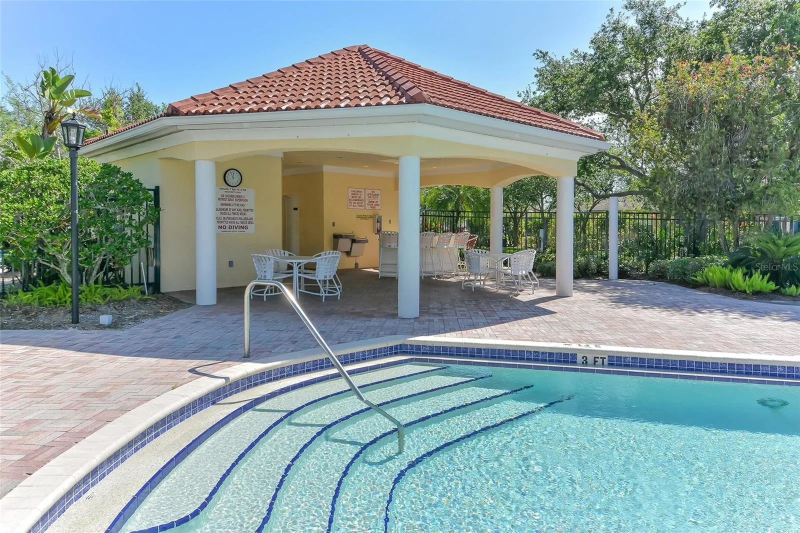 6734 W COUNTRY CLUB LN