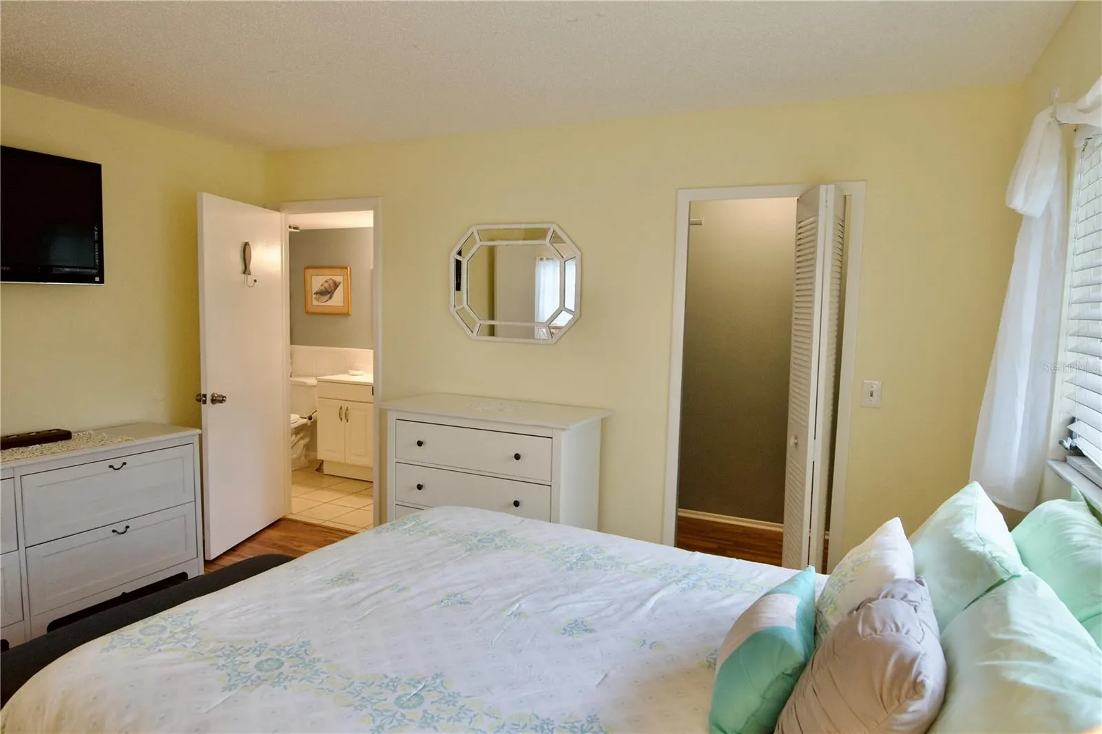 390 301 BLVD W #11A, #11A