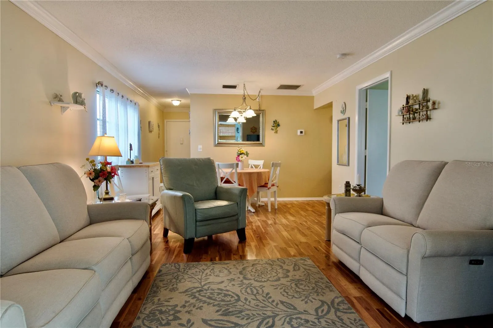 390 301 BLVD W #11A, #11A