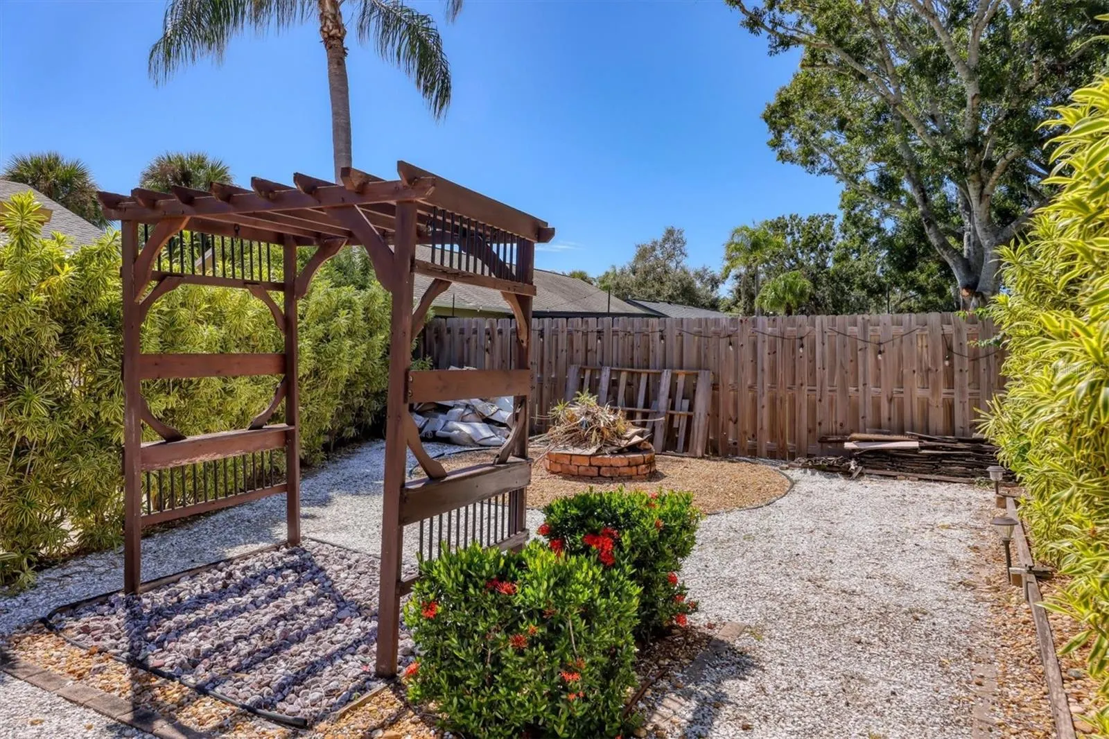 2935 WOODPINE CIR