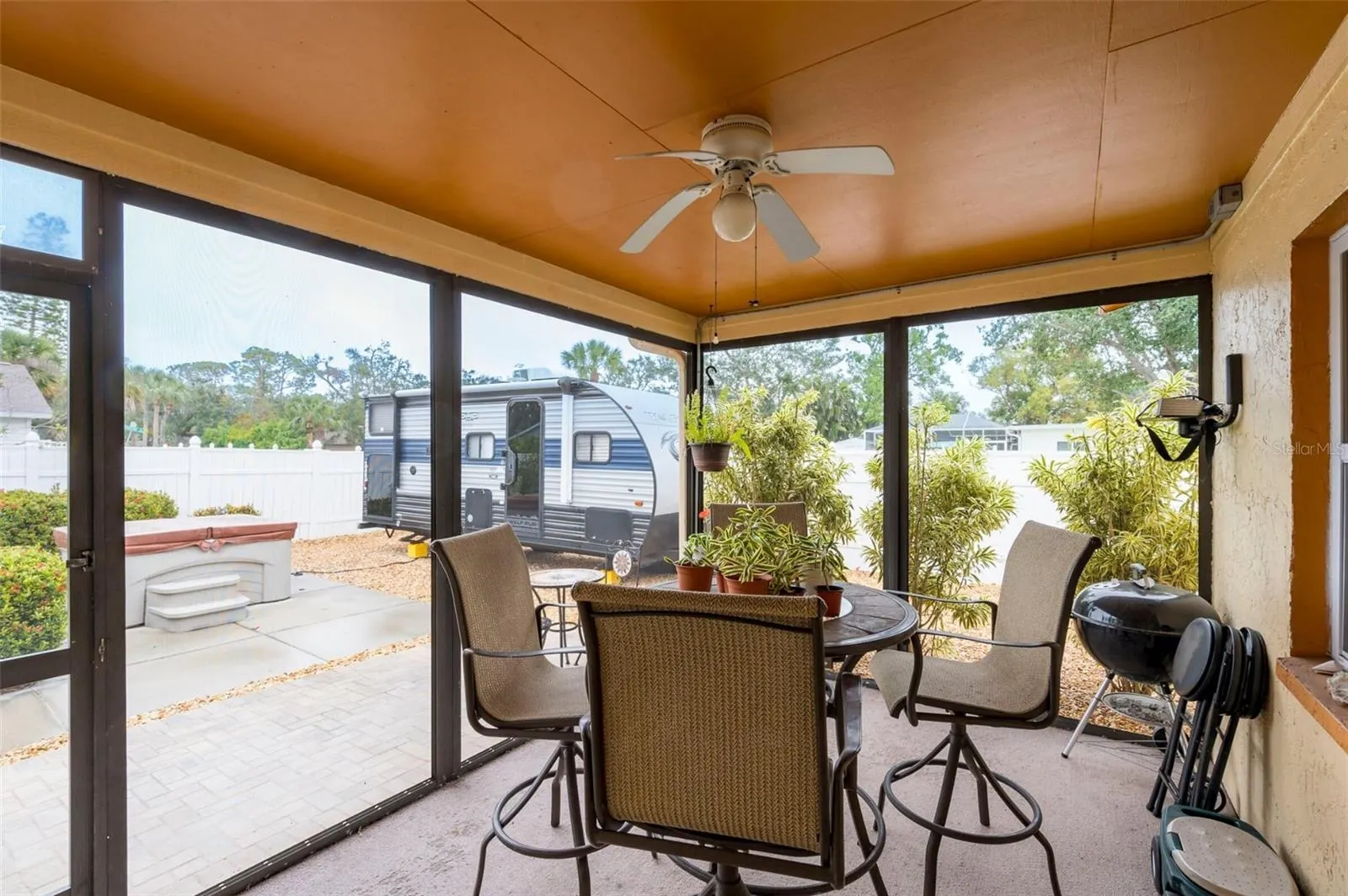 2935 WOODPINE CIR
