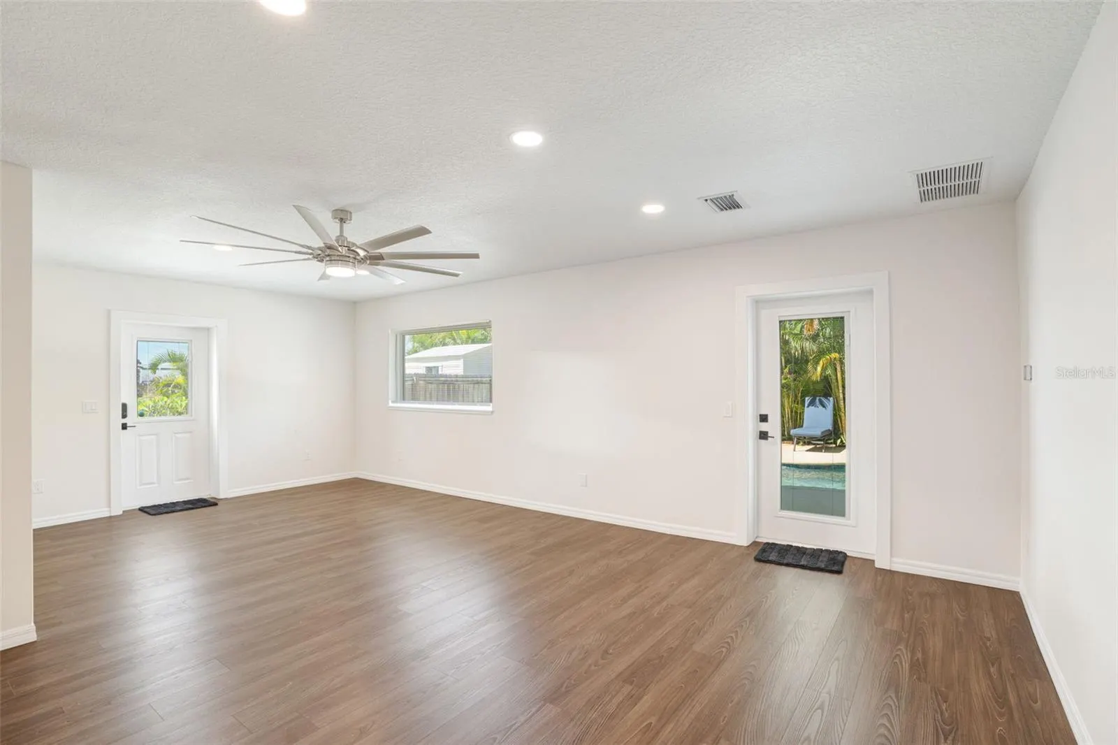 38 W BAY ST