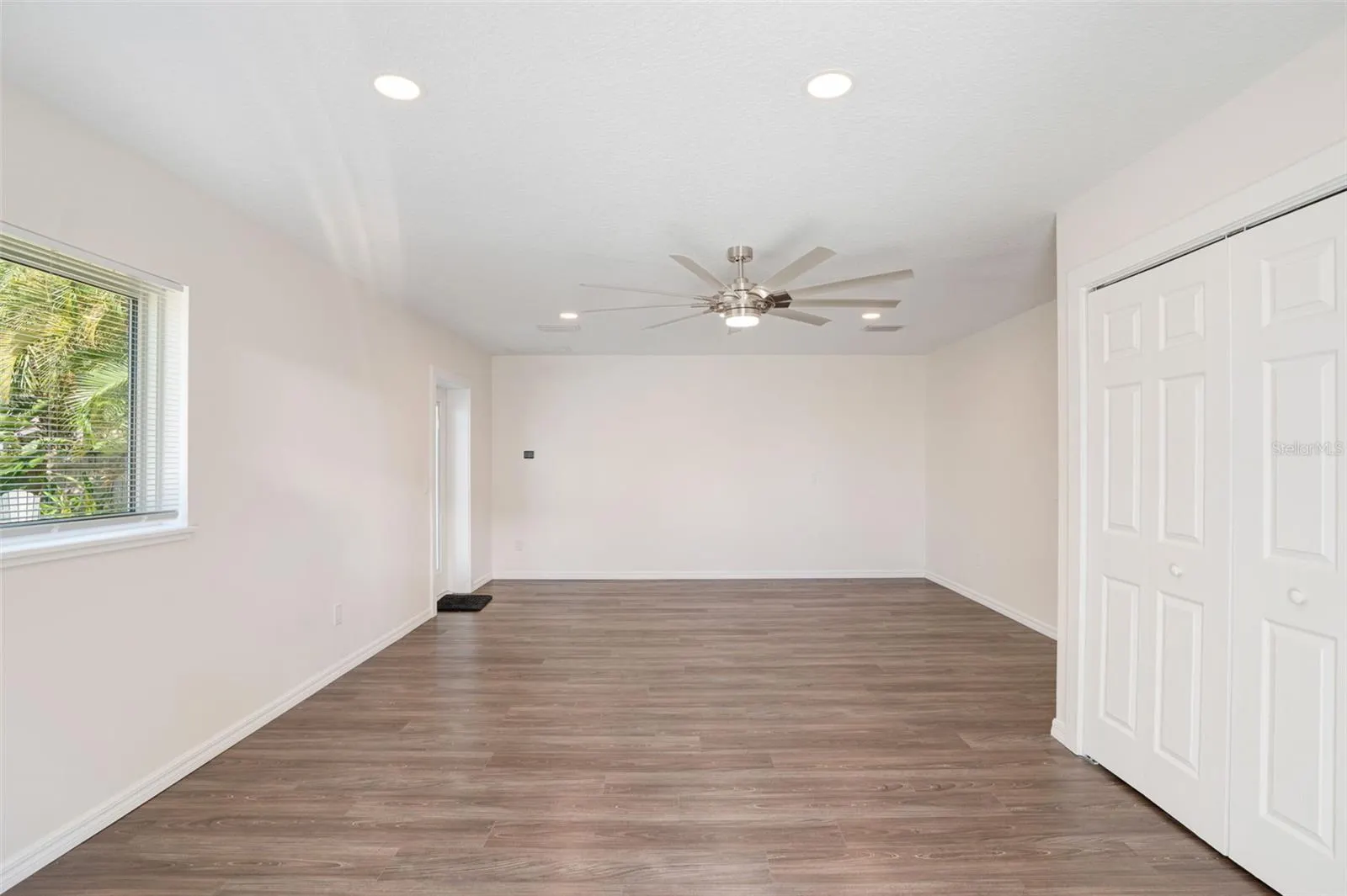 38 W BAY ST