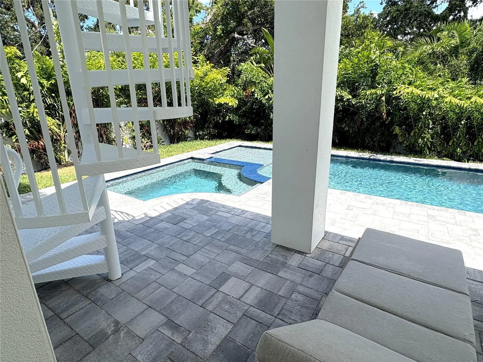 1647 SIESTA DR
