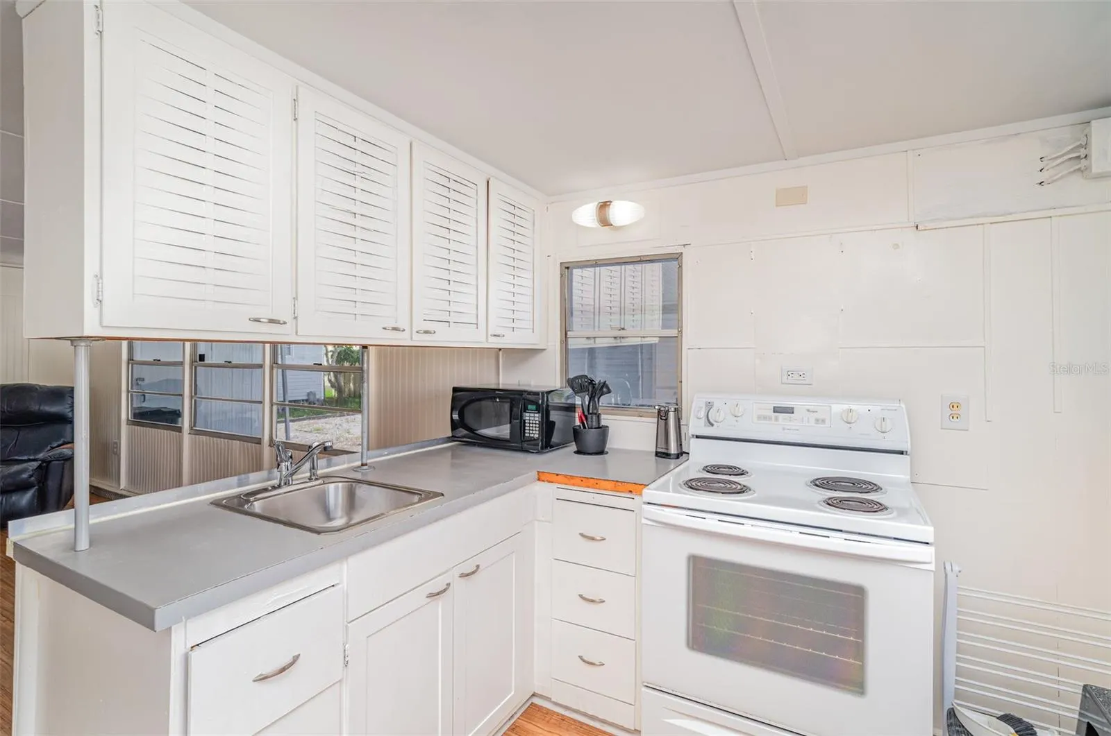 704 49TH AVE W