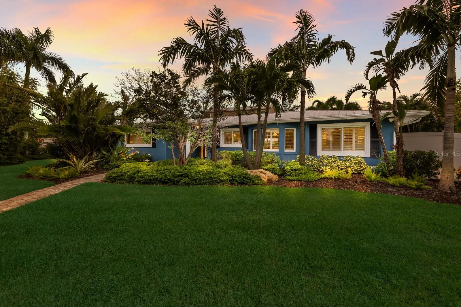 417 BAY PALMS DR