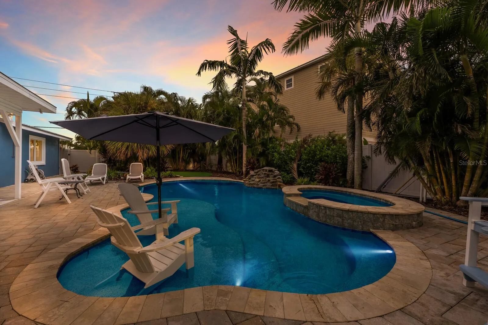 417 BAY PALMS DR