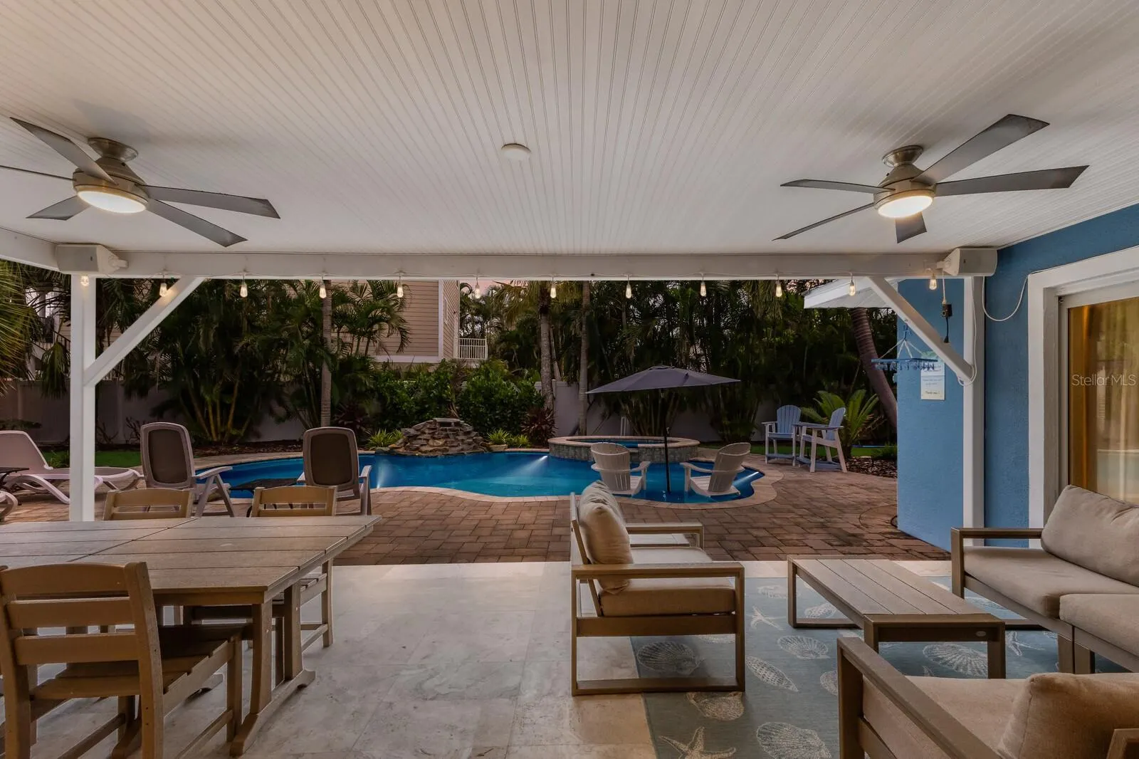 417 BAY PALMS DR