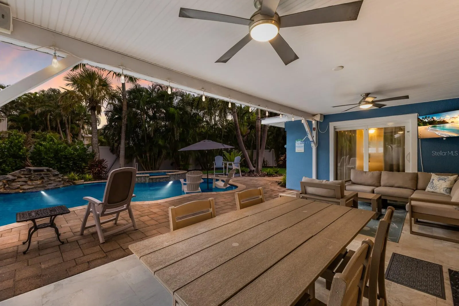 417 BAY PALMS DR
