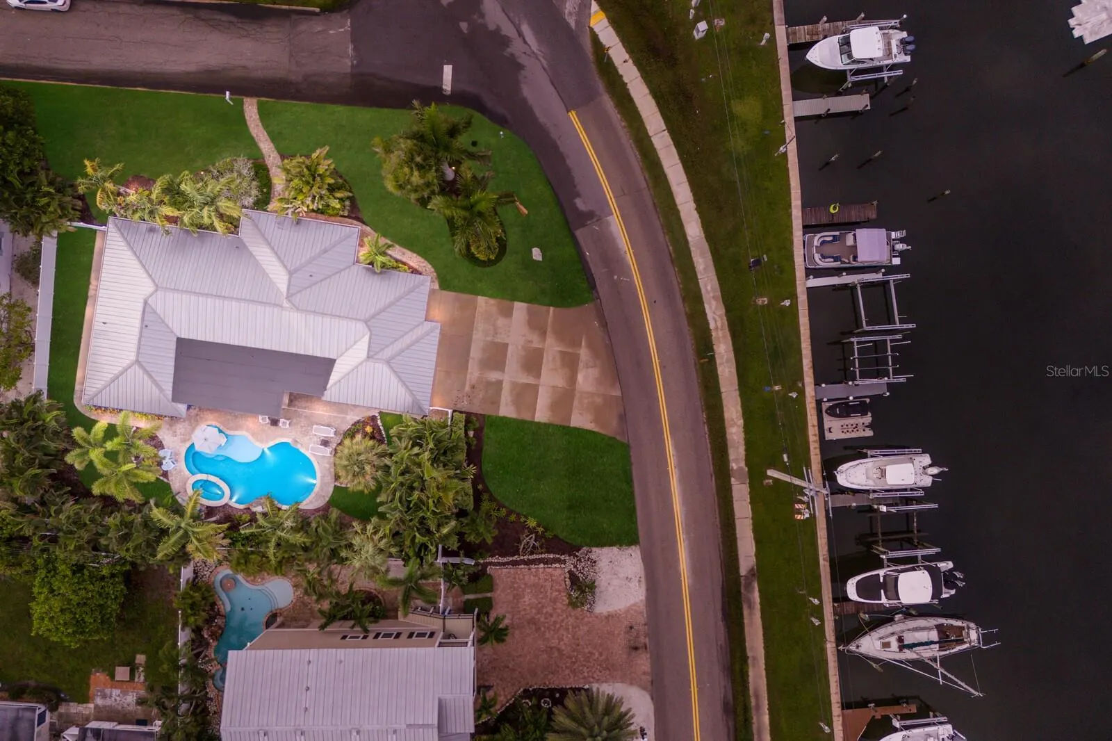 417 BAY PALMS DR