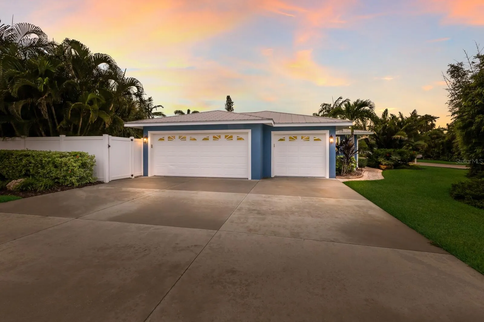 417 BAY PALMS DR