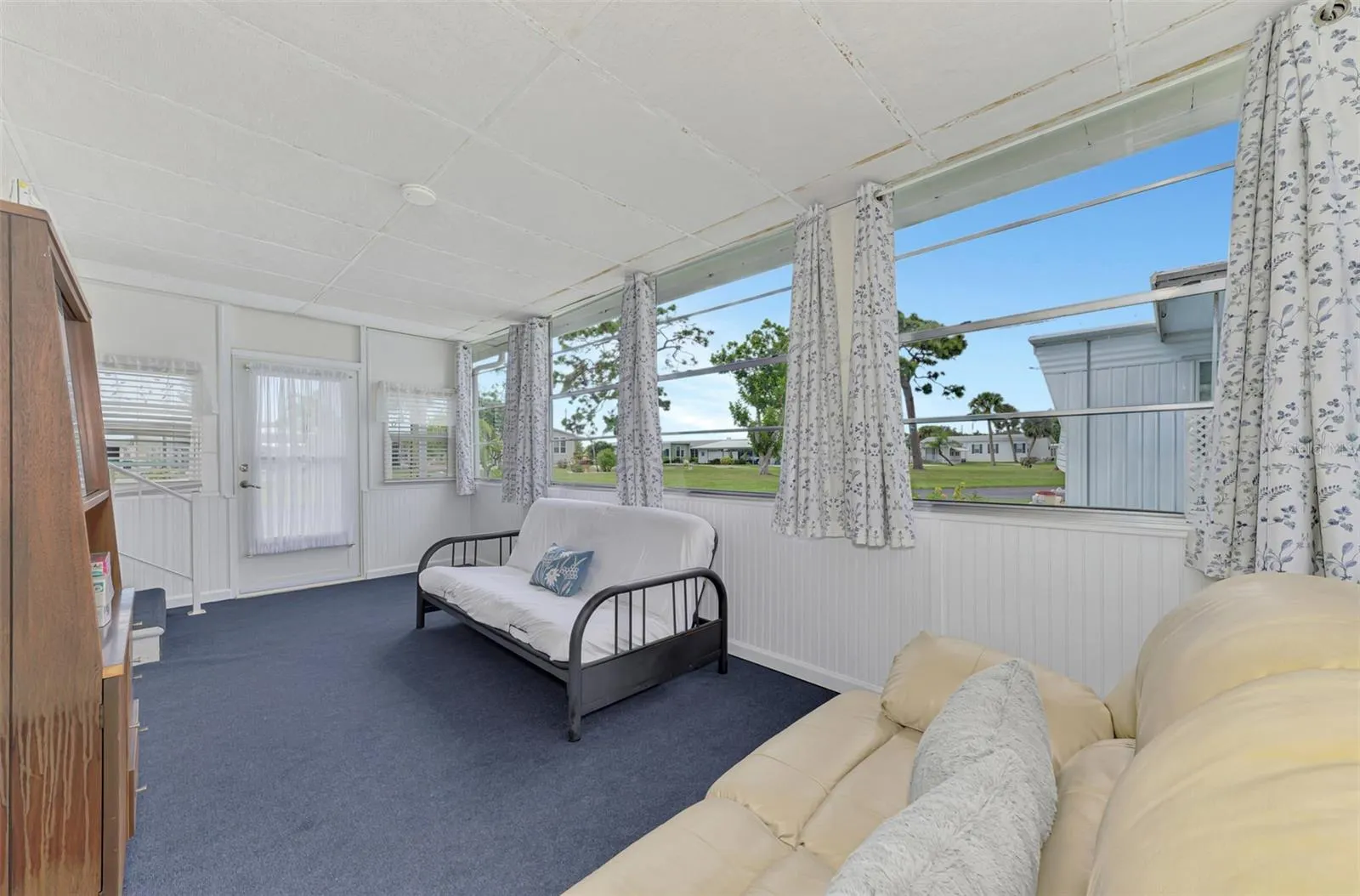 259 INNER DR E