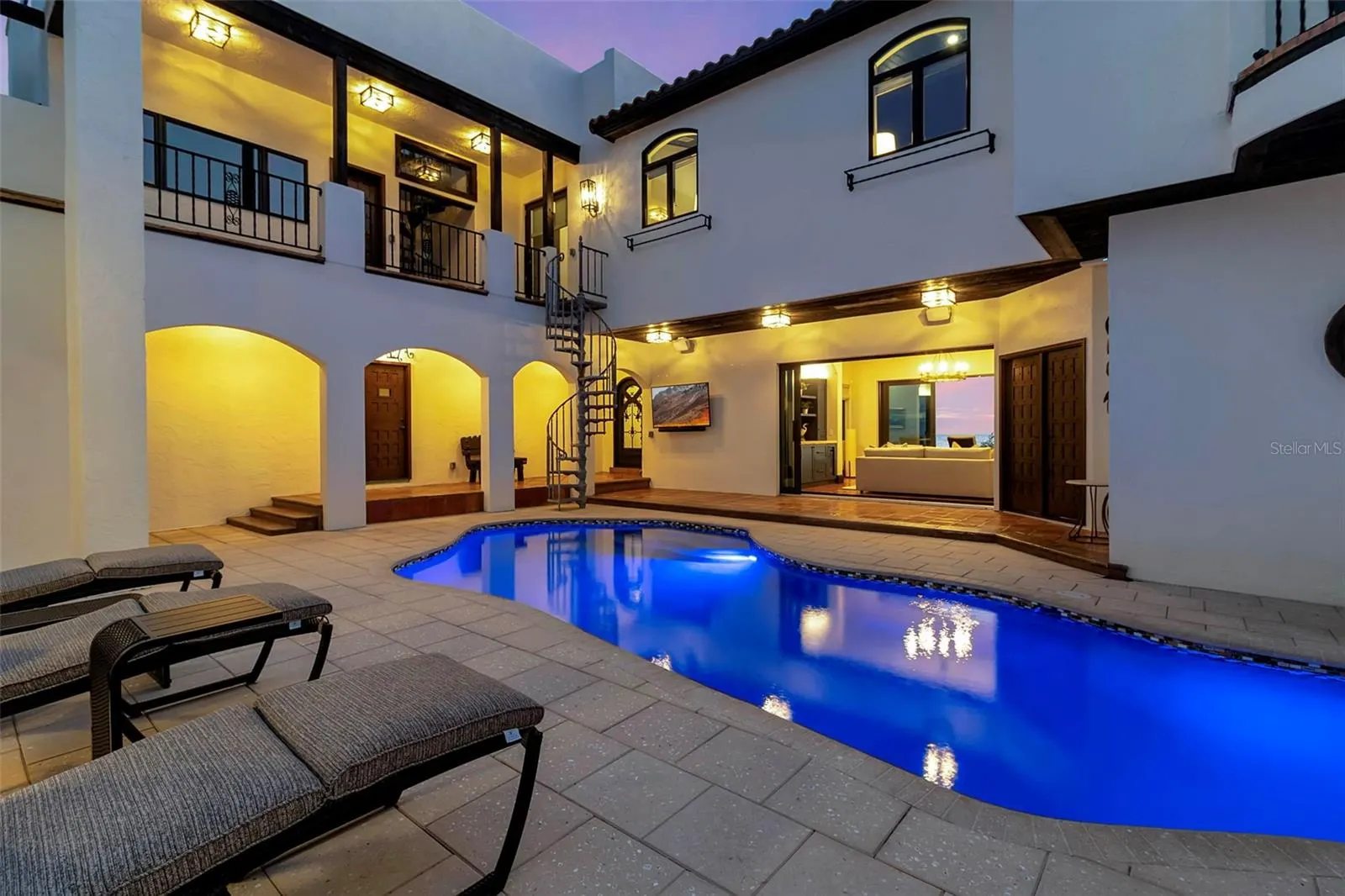 121 N CASEY KEY RD