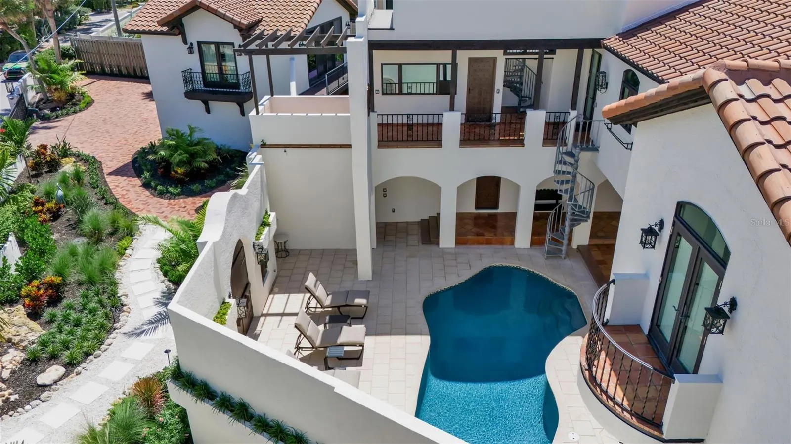 121 N CASEY KEY RD