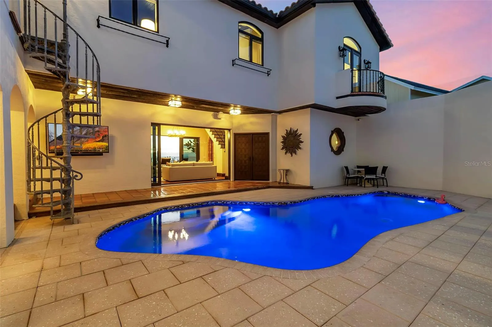 121 N CASEY KEY RD