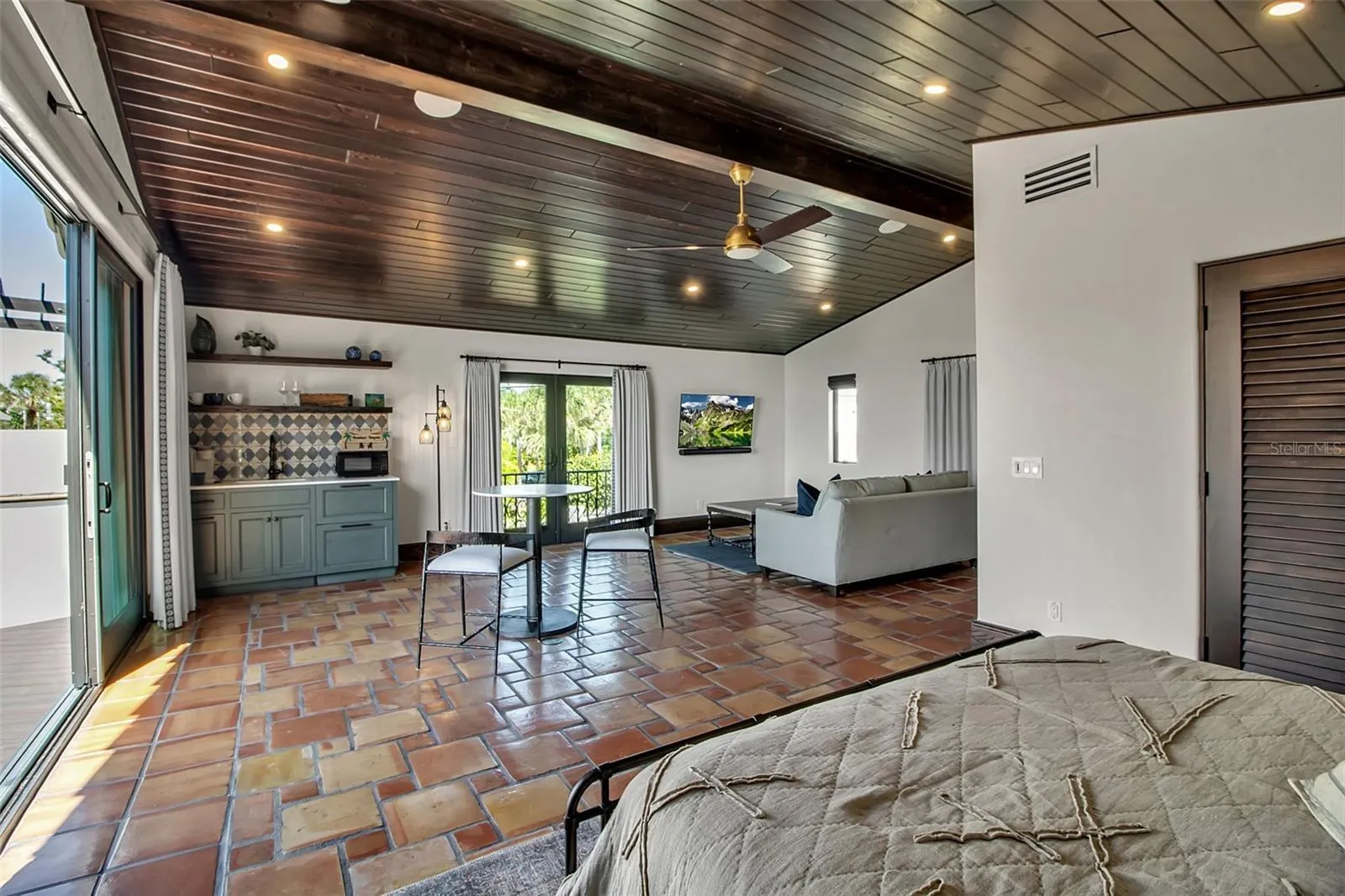 121 N CASEY KEY RD