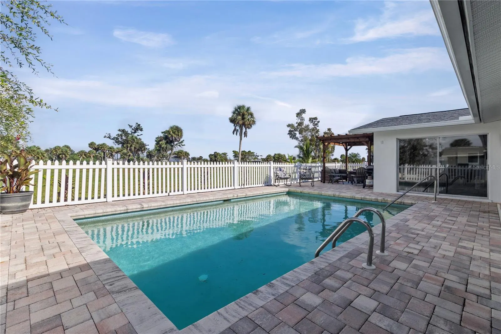 150 ROTONDA CIR