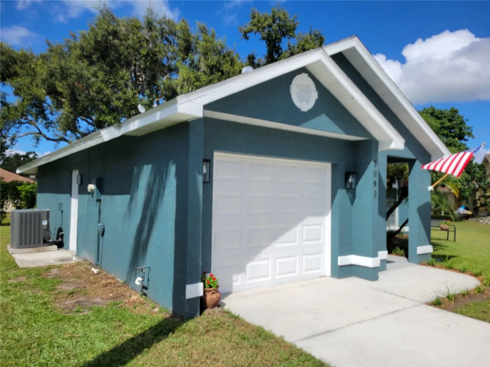 1083 DEER HOLLOW WAY