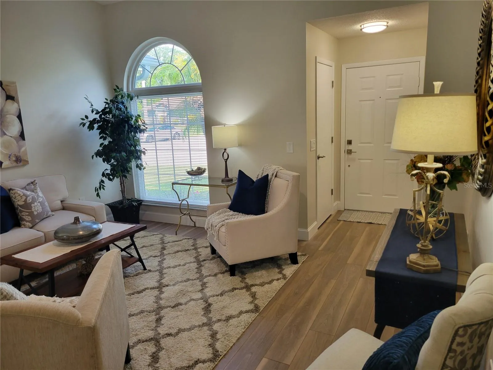 1083 DEER HOLLOW WAY