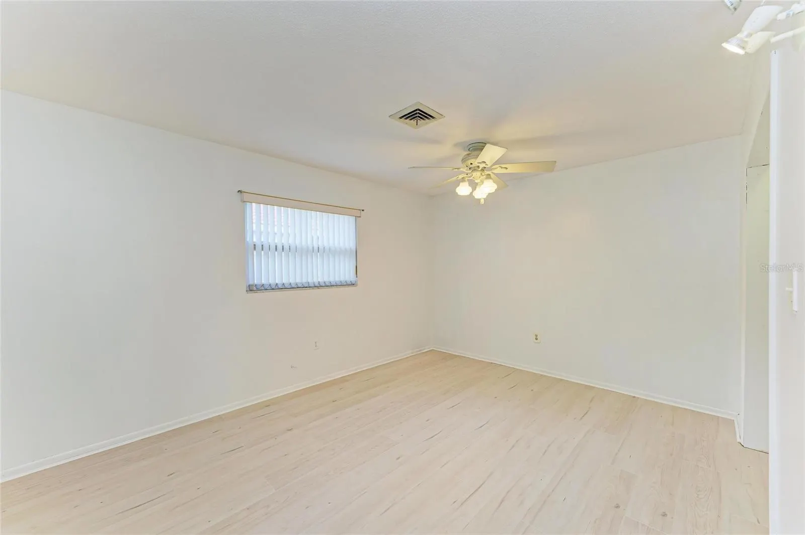 136 BAYVIEW DR