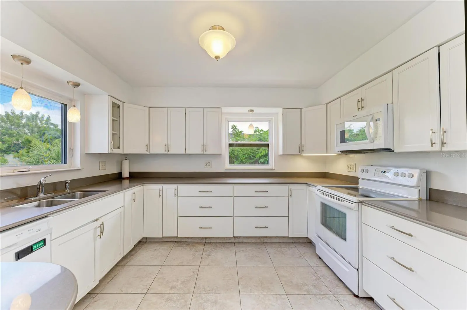 136 BAYVIEW DR