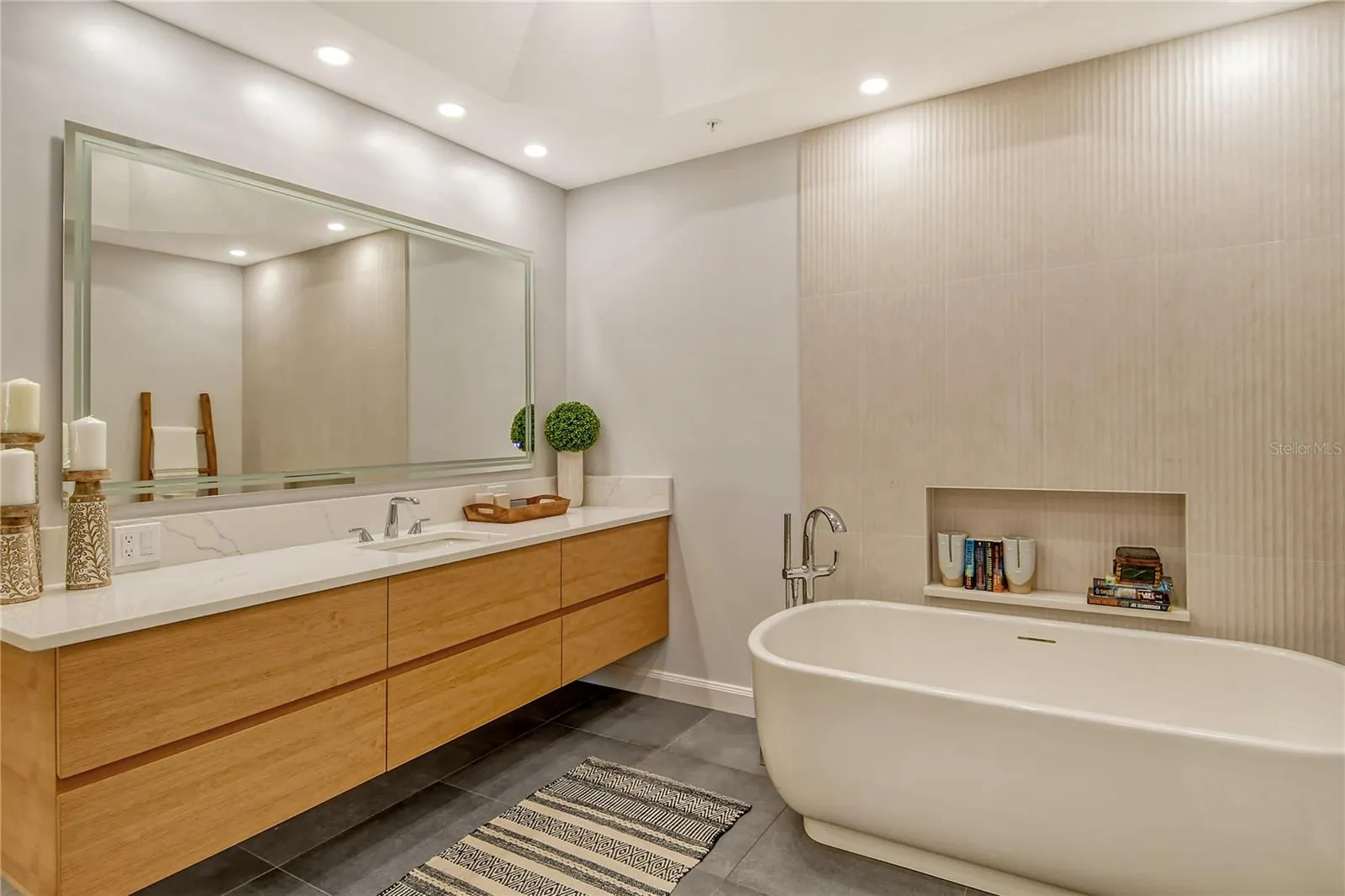 435 L AMBIANCE DR #L807, #L807