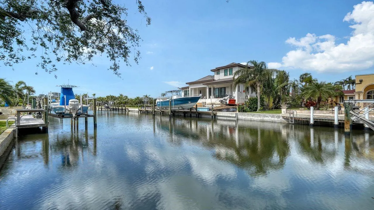 1633 RIDGEWOOD LN