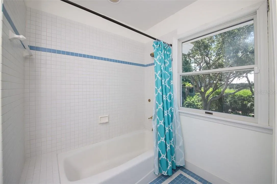 1351 DIXIE LEE LN