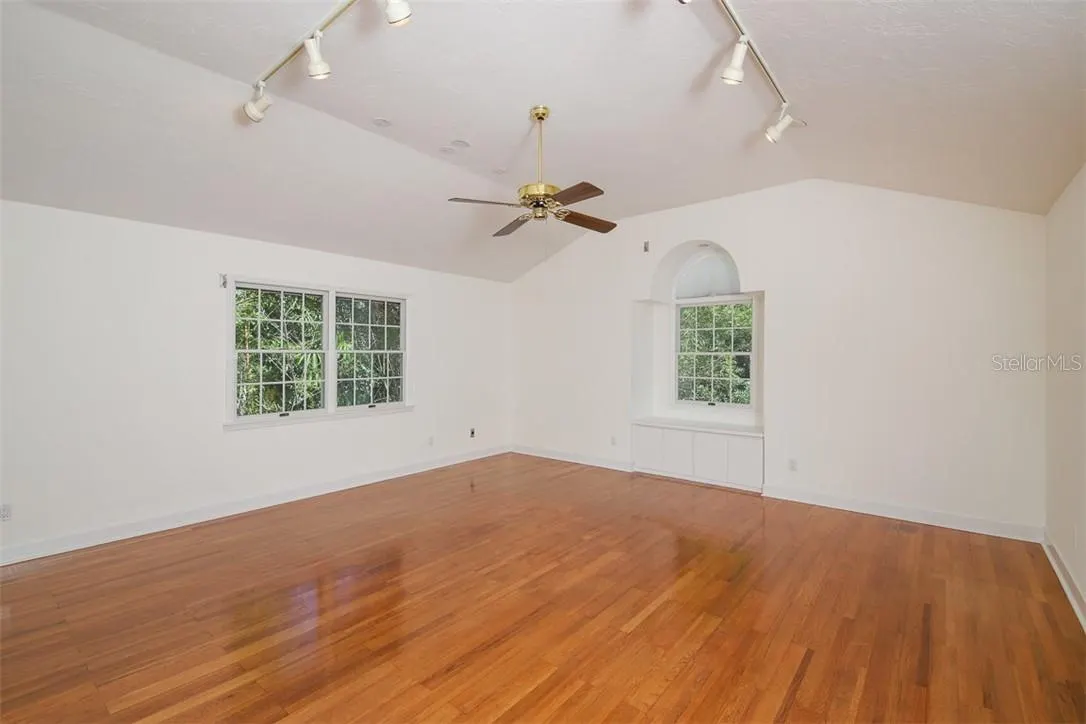 1351 DIXIE LEE LN