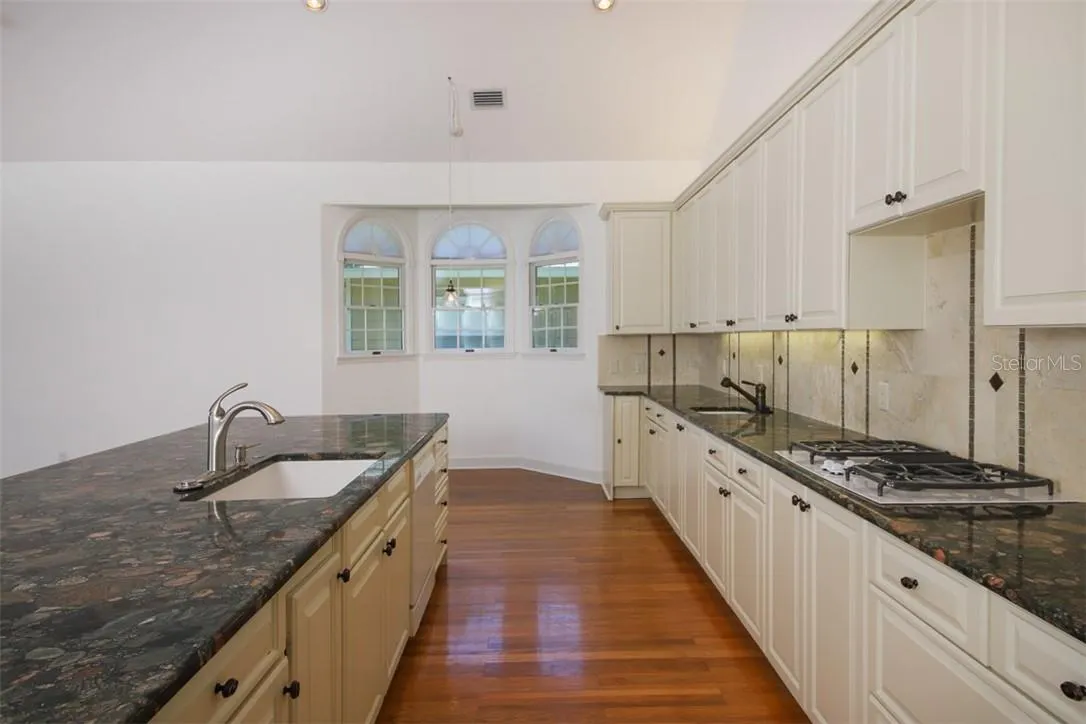 1351 DIXIE LEE LN