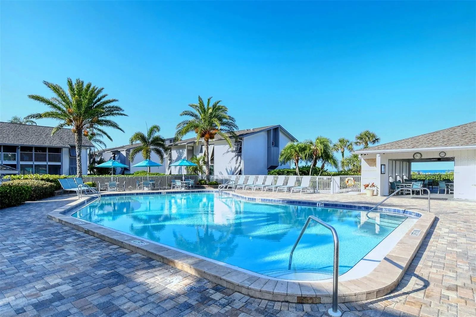 1125 W PEPPERTREE DR #706, #706