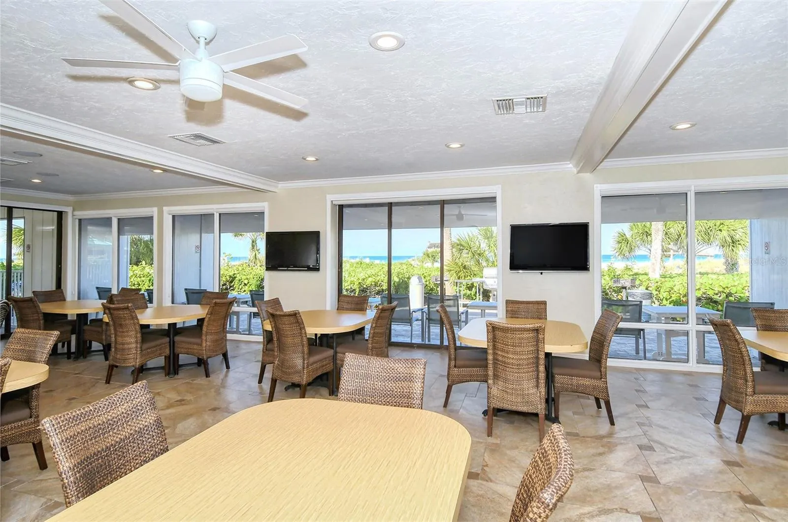 1125 W PEPPERTREE DR #706, #706