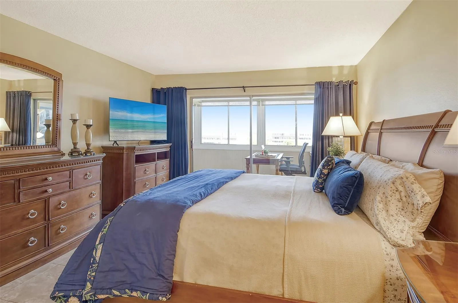 1125 W PEPPERTREE DR #706, #706