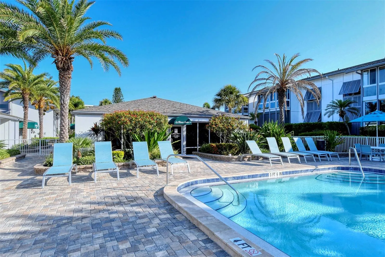 1125 W PEPPERTREE DR #706, #706