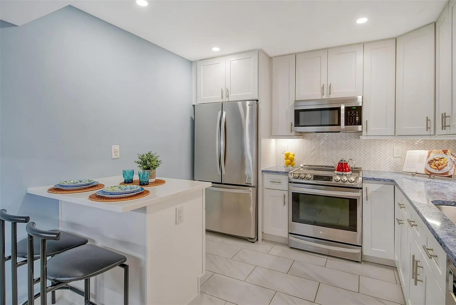 1125 W PEPPERTREE DR #706, #706