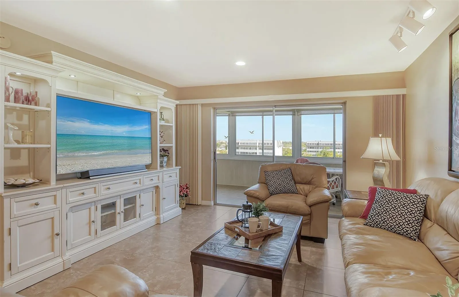 1125 W PEPPERTREE DR #706, #706