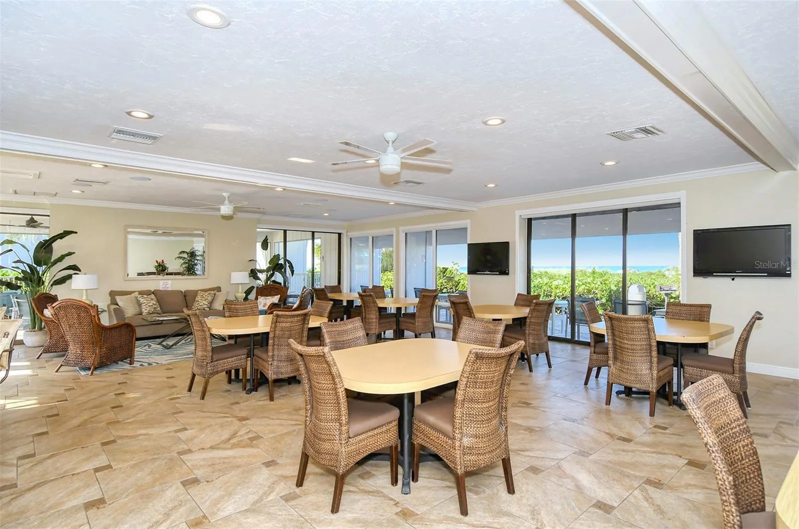 1125 W PEPPERTREE DR #706, #706