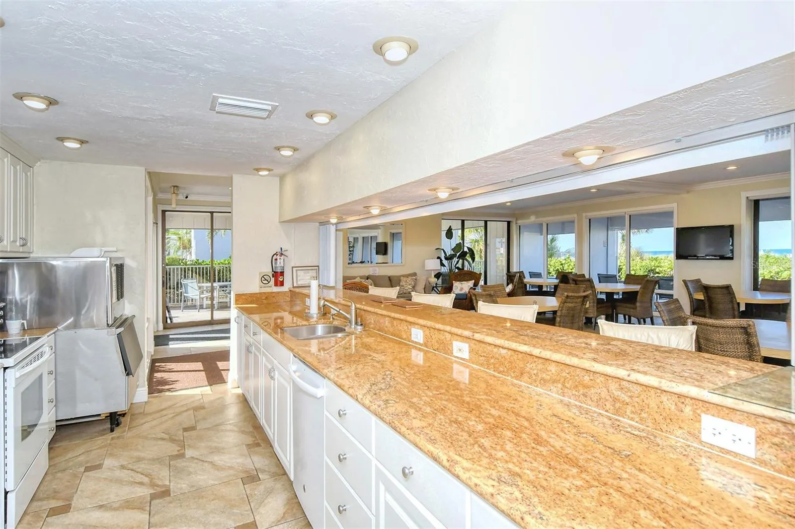 1125 W PEPPERTREE DR #706, #706