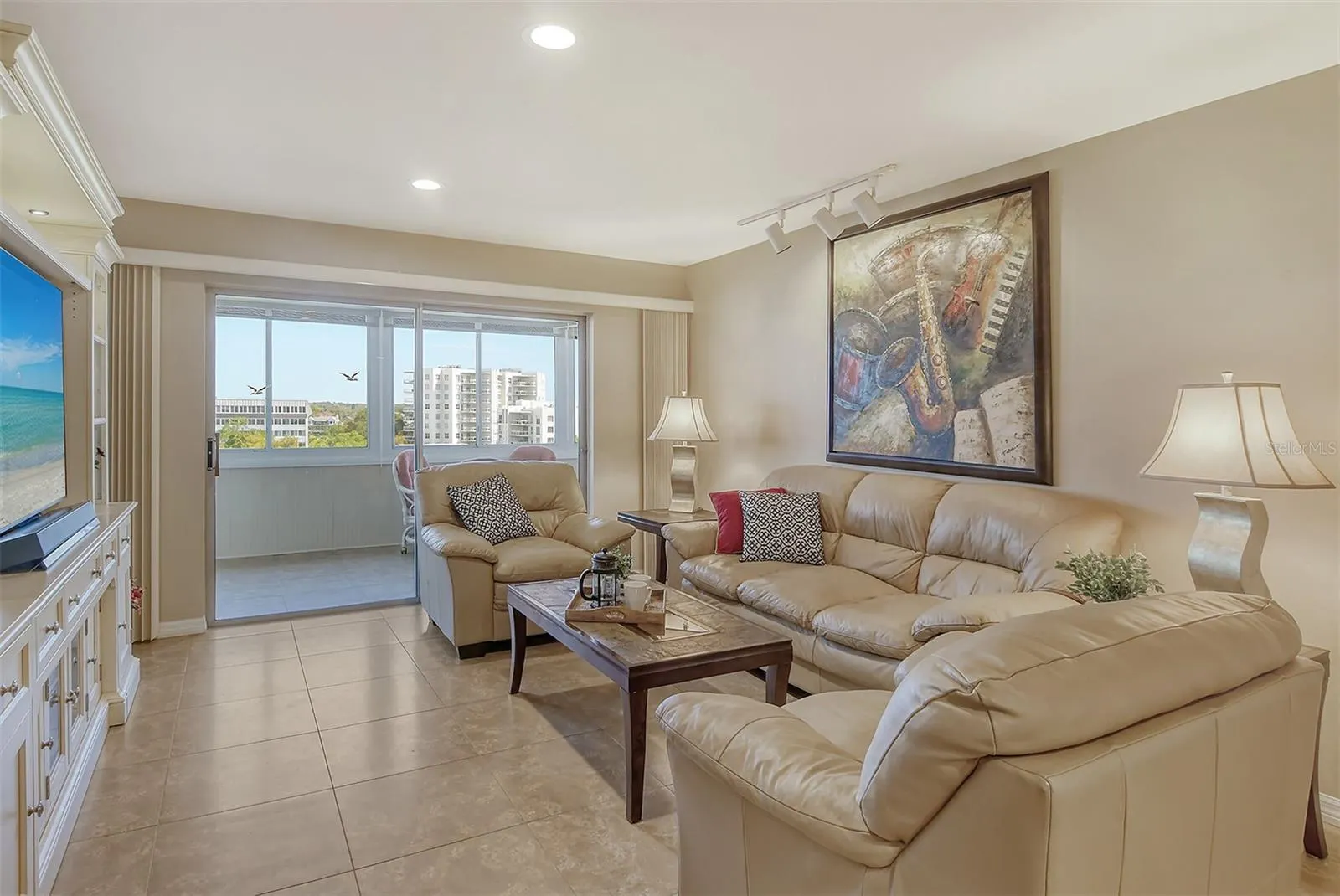 1125 W PEPPERTREE DR #706, #706