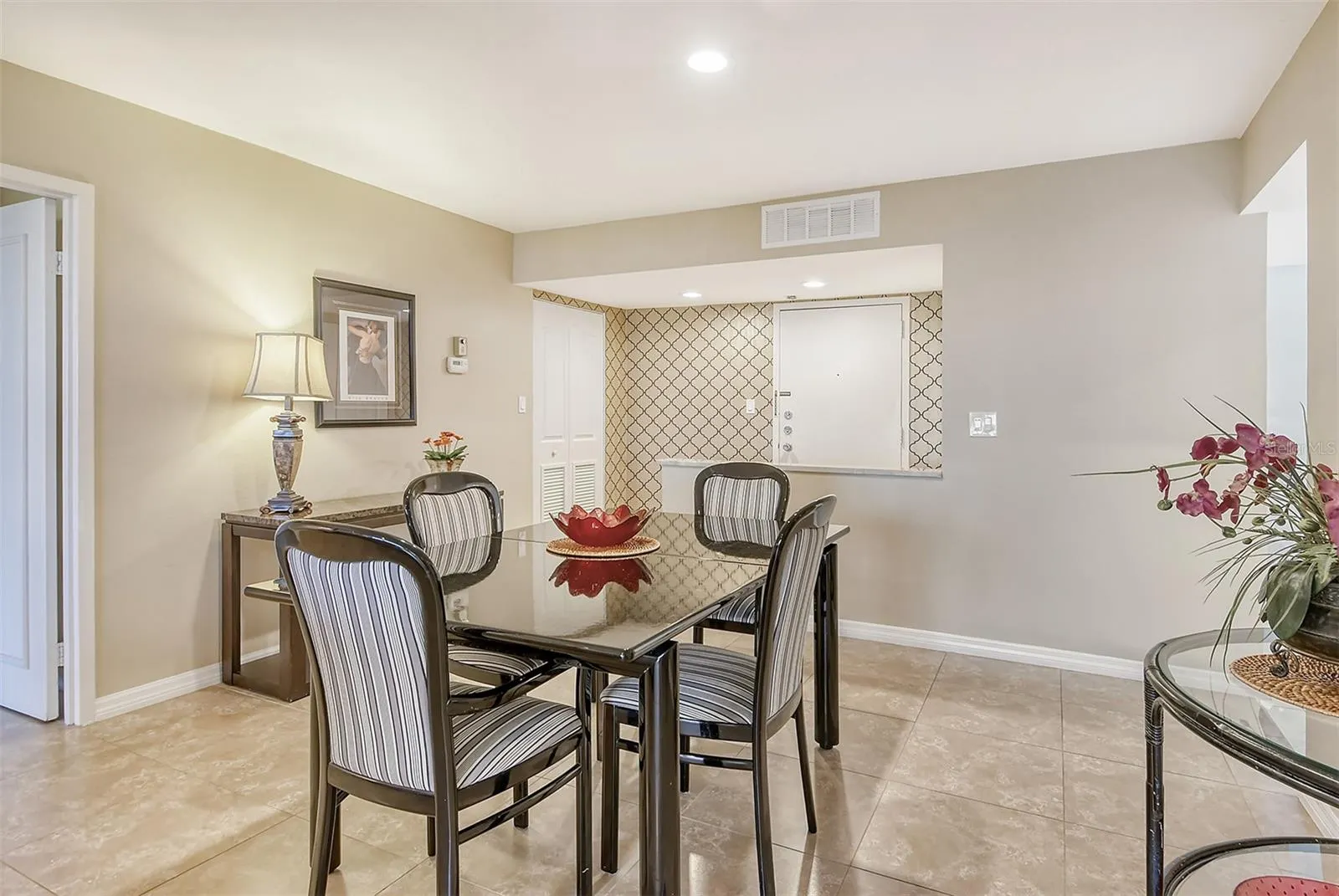 1125 W PEPPERTREE DR #706, #706