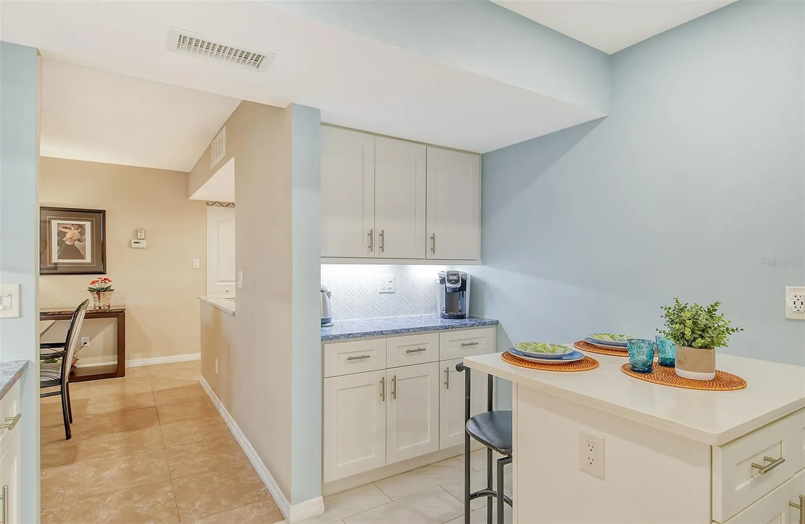 1125 W PEPPERTREE DR #706, #706