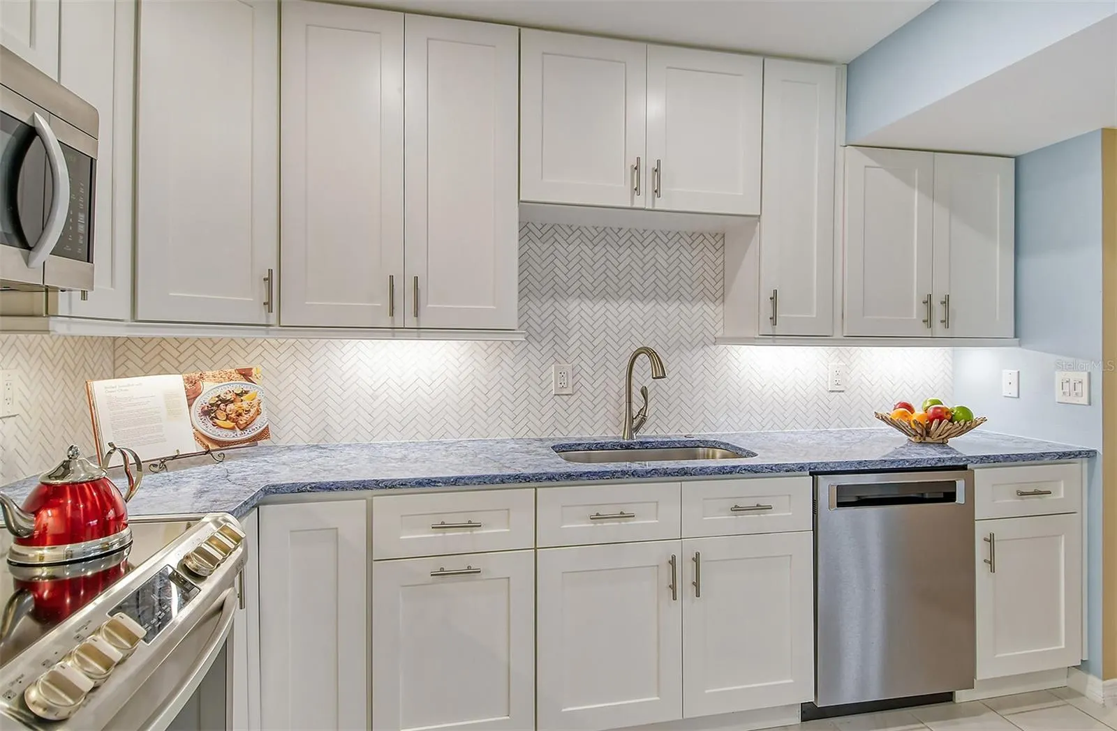 1125 W PEPPERTREE DR #706, #706
