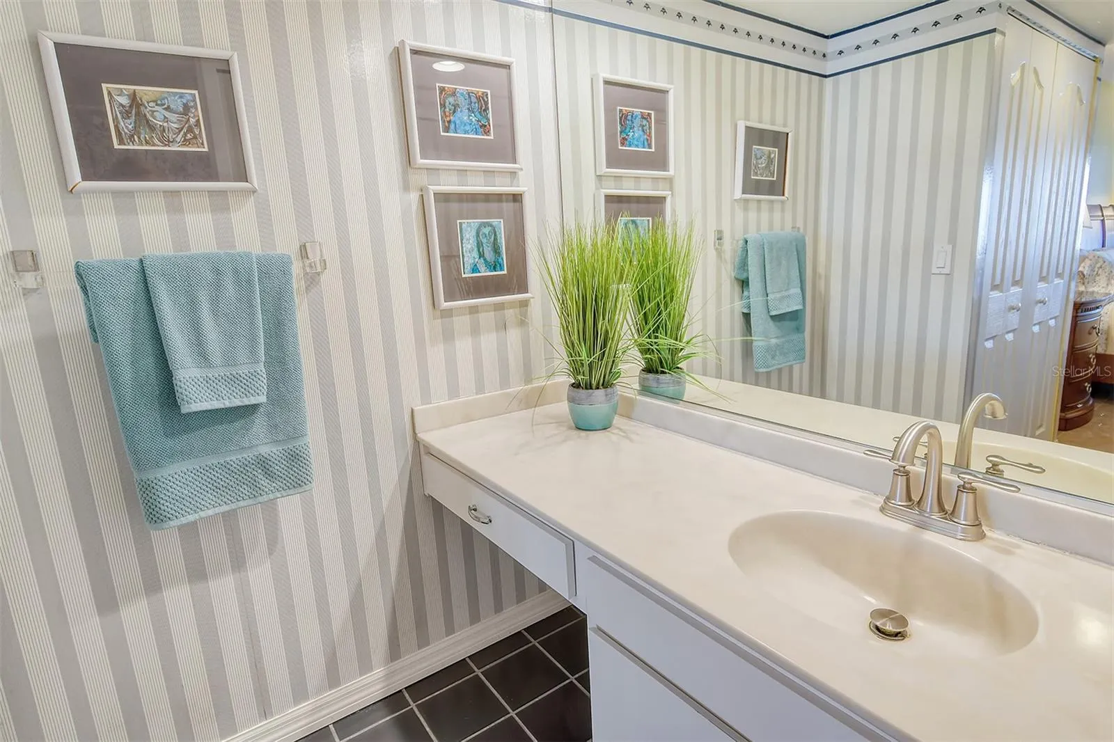 1125 W PEPPERTREE DR #706, #706