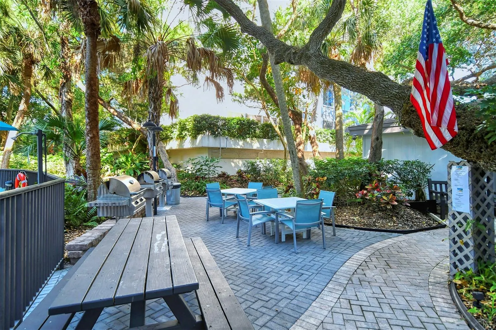 1125 W PEPPERTREE DR #706, #706