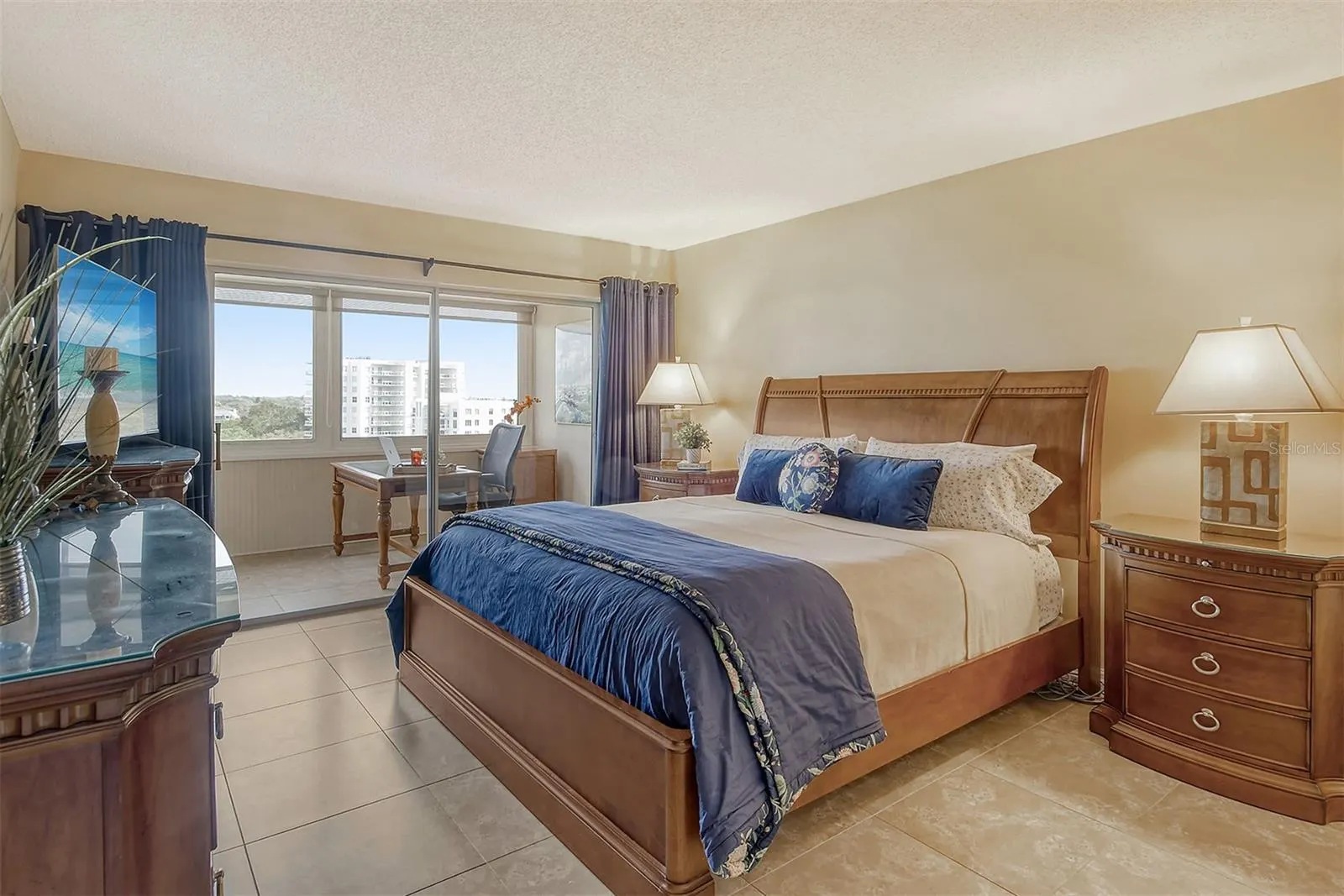 1125 W PEPPERTREE DR #706, #706