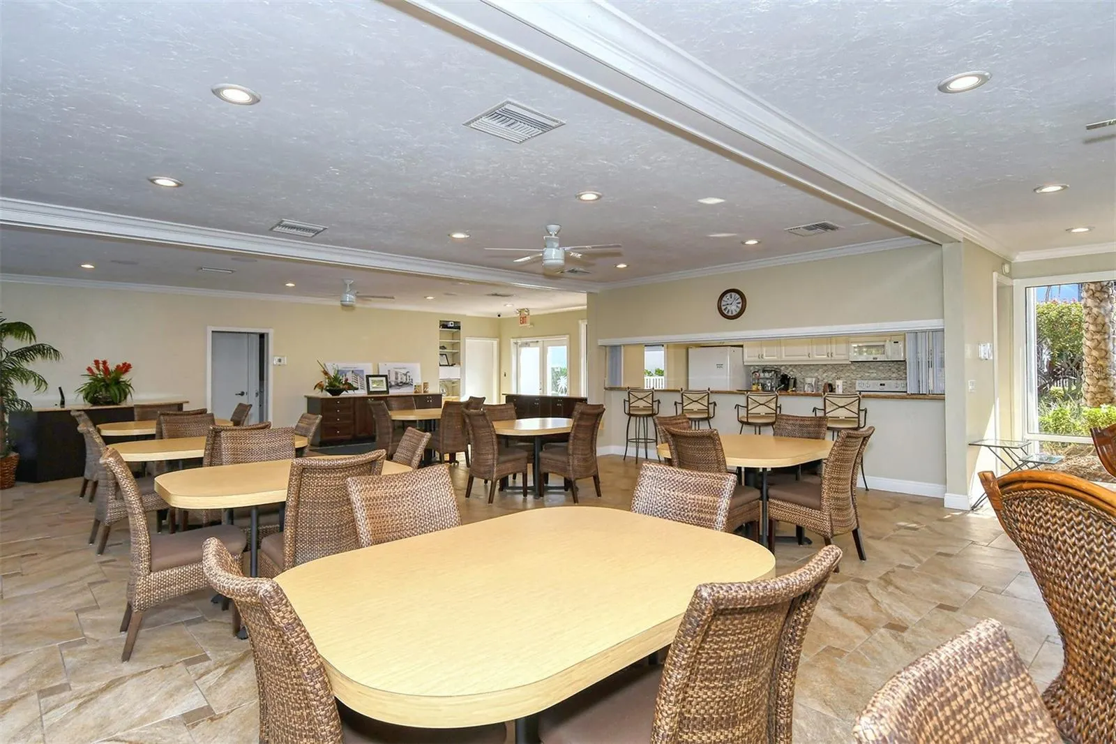 1125 W PEPPERTREE DR #706, #706