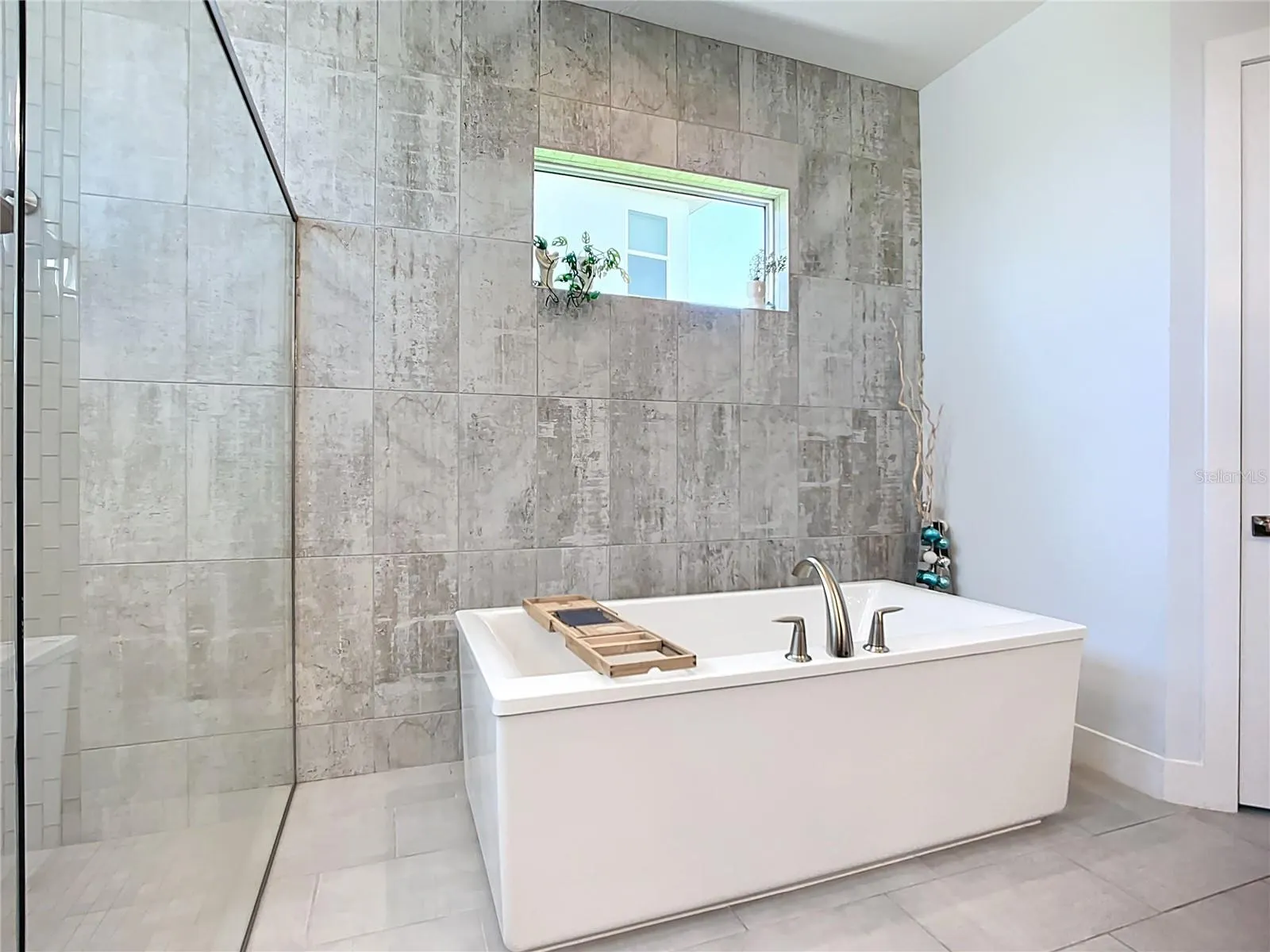8343 REDONDA LOOP