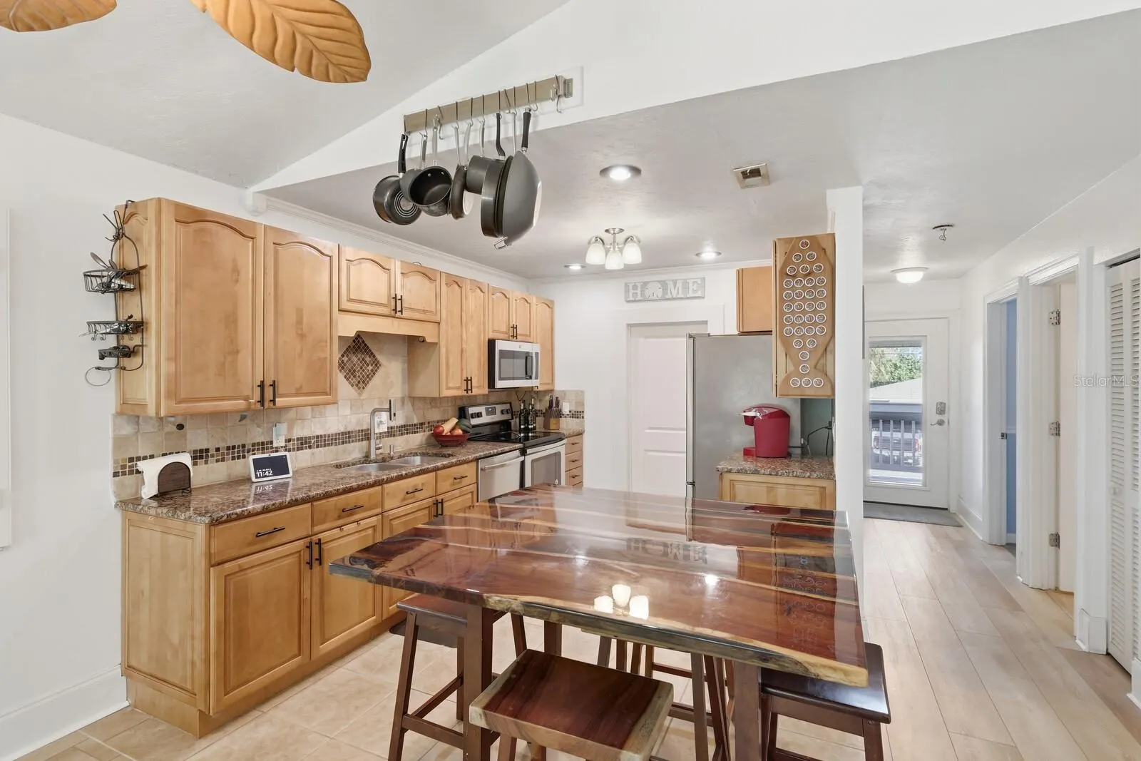 221 ISLAND CIR